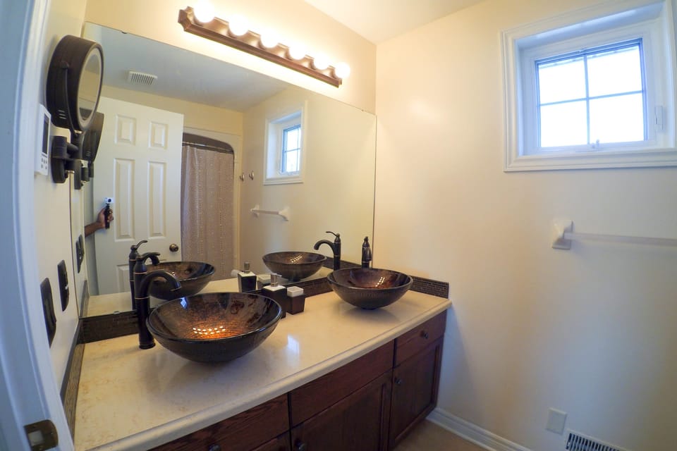Bathroom sink