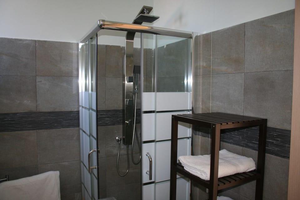 Comfort Double Room, 1 Bedroom, Private Bathroom, Mountainside | Bathroom shower
