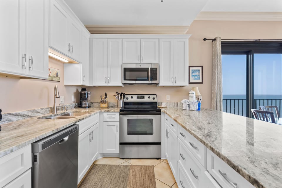 Signature Condo, 3 Bedrooms, Hot Tub, Beach View | Private kitchen | Fridge, microwave, oven, stovetop