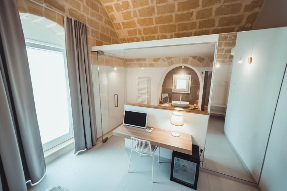 Standard Double Room, Balcony, City View | Interior