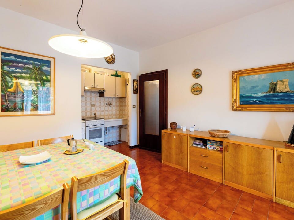 Flooring, Wood, Floor, Interior Design, Furniture, Apartment, Room, Ceiling, Wood Stain, Kitchen & Dining Room Table