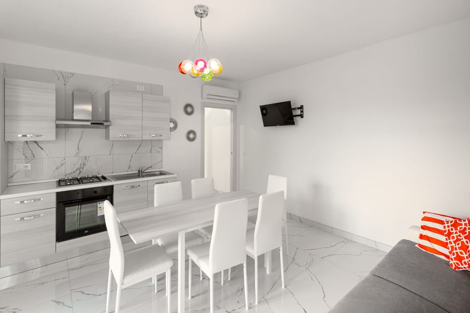 Apartment, 1 Bedroom, Balcony | Dining room