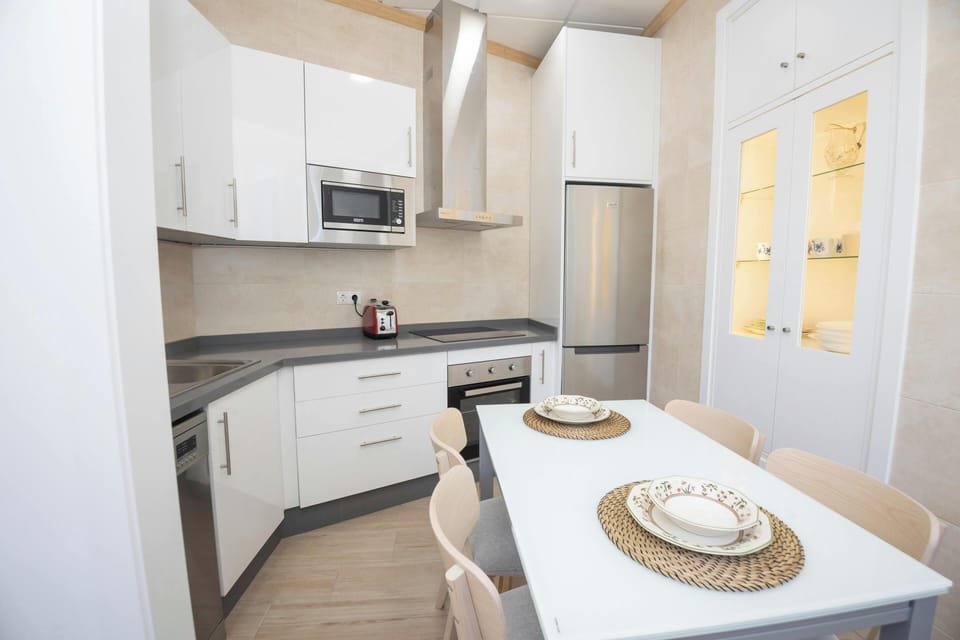 Deluxe Studio, 2 Bedrooms, Smoking | Interior