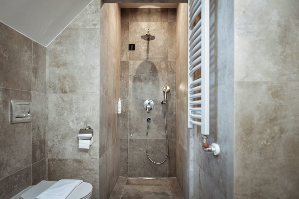 Family Apartment, 2 Bedrooms | Bathroom | Free toiletries, hair dryer, bathrobes, slippers