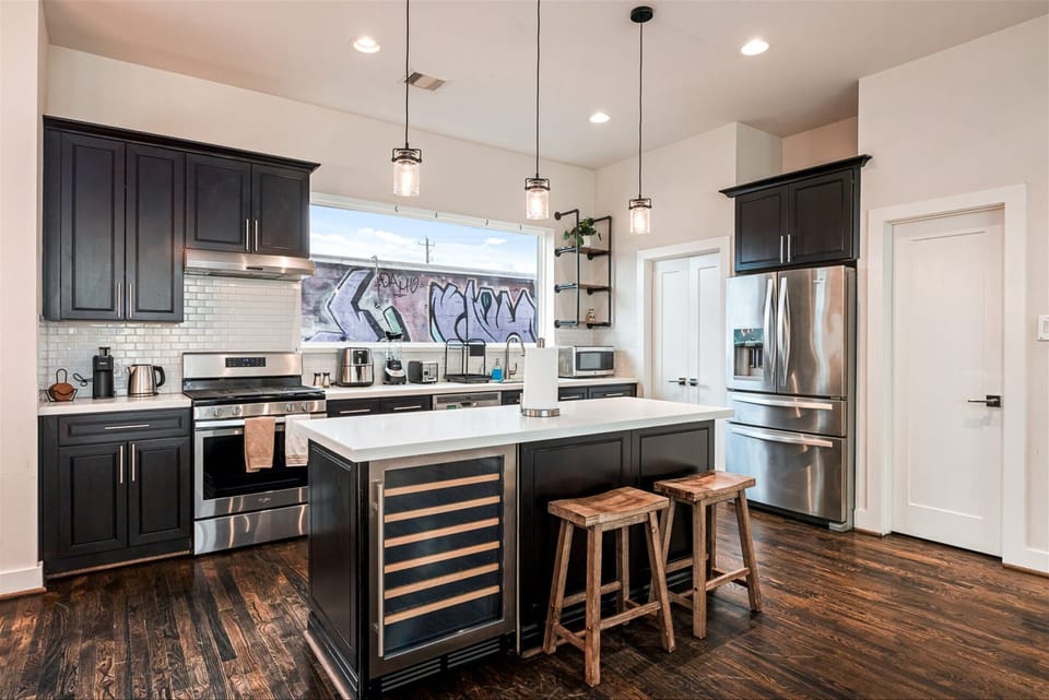 Fully equipped kitchen with high quality granite countertop.