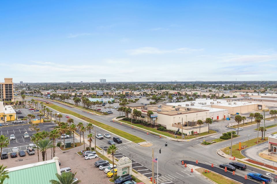 Enjoy a prime coastal location with easy access to shops, dining, and the shoreline. Perfectly positioned for exploring the area while enjoying a comfortable and convenient beach stay.