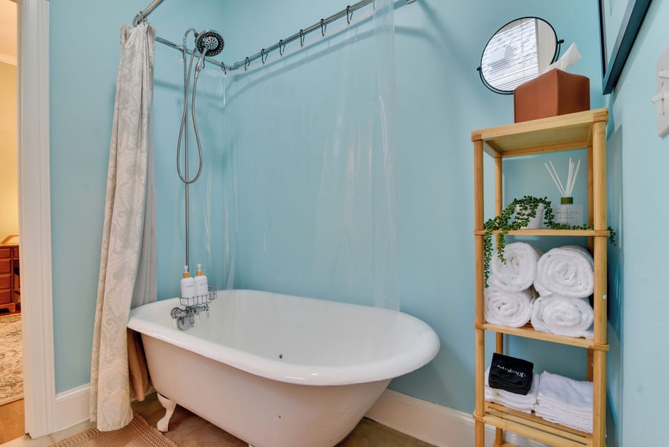 < 1 Mi to Moda Center: Walkable Portland Retreat! Cottage in Portland