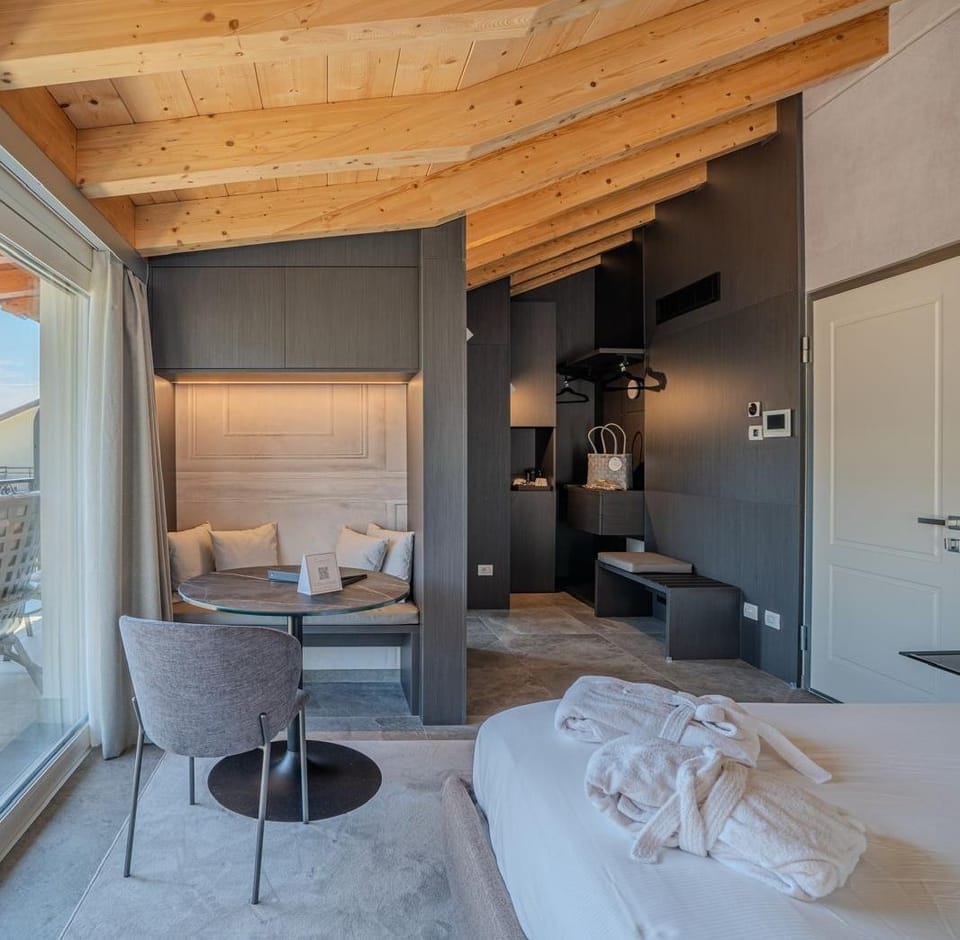 Luxury Suite, Mountain View | In-room safe, blackout drapes, free WiFi