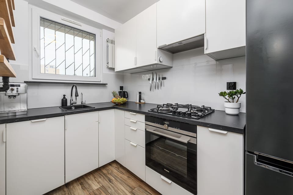 Classic Apartment, Balcony, City View | Private kitchen | Fridge, oven, electric kettle, griddle
