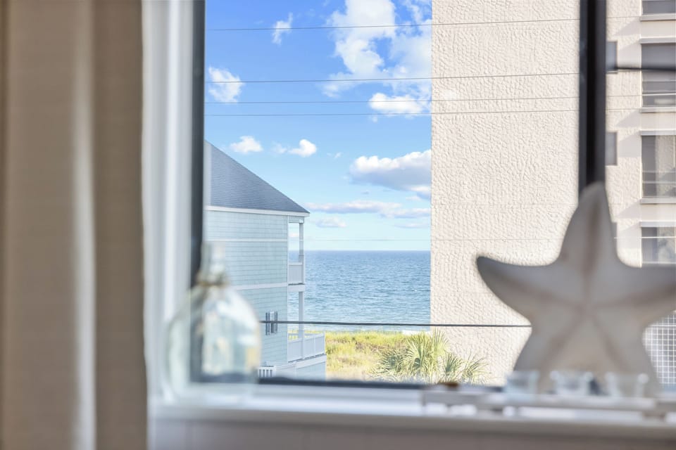 Bonus: peek-a-boo ocean views right from bed!