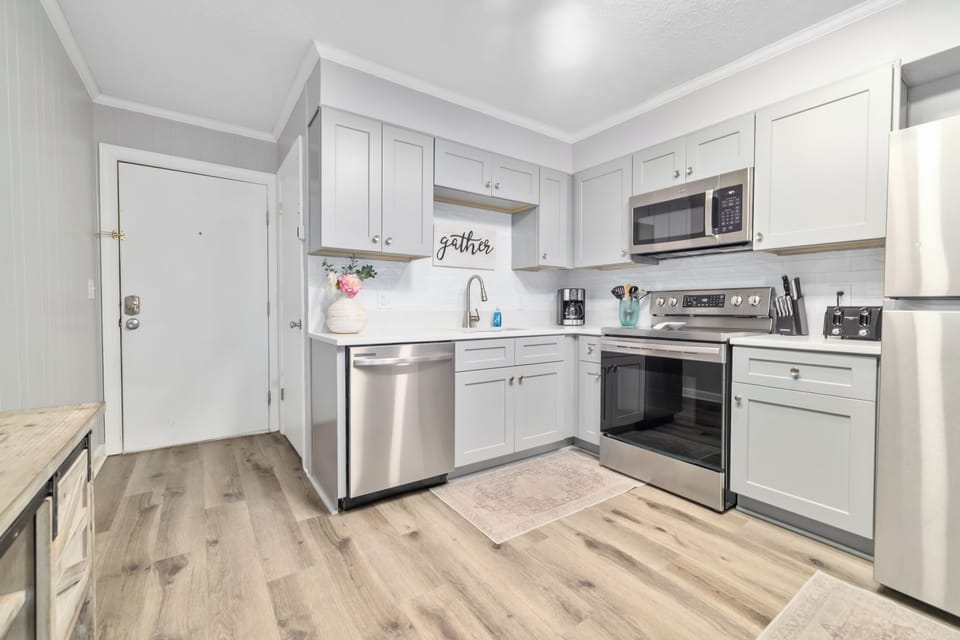 🍳 Kitchen & Dining Light, fresh, and stocked for beach snacks or seafood feasts. Open layout keeps you connected while you cook & chat.