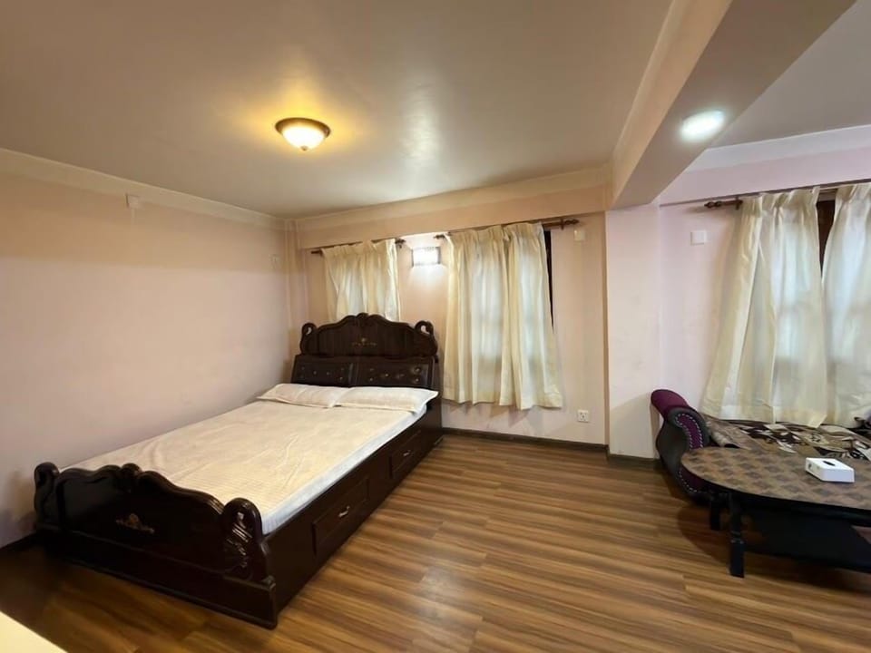 Deluxe Apartment, City View | In-room dining
