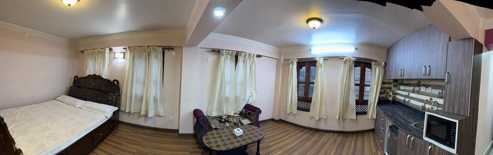 Deluxe Apartment, City View | Living area