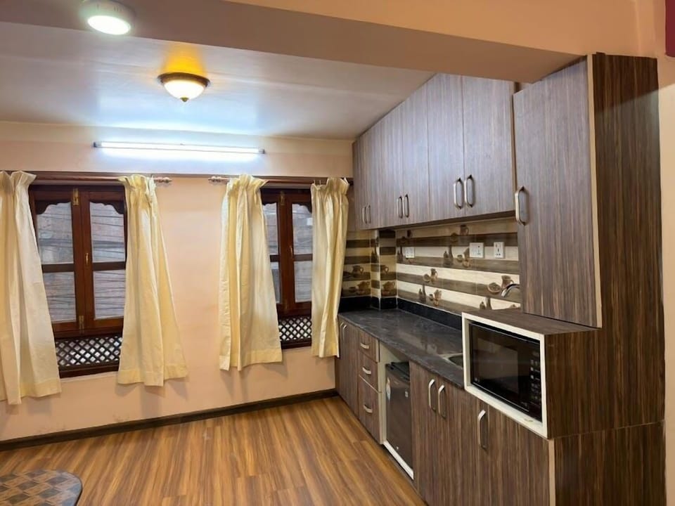 Deluxe Apartment, City View | Private kitchen