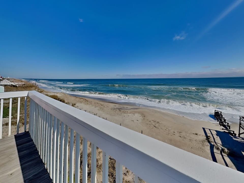 Oceanfront Deck – Full Shoreline View From Top-Floor Balcony