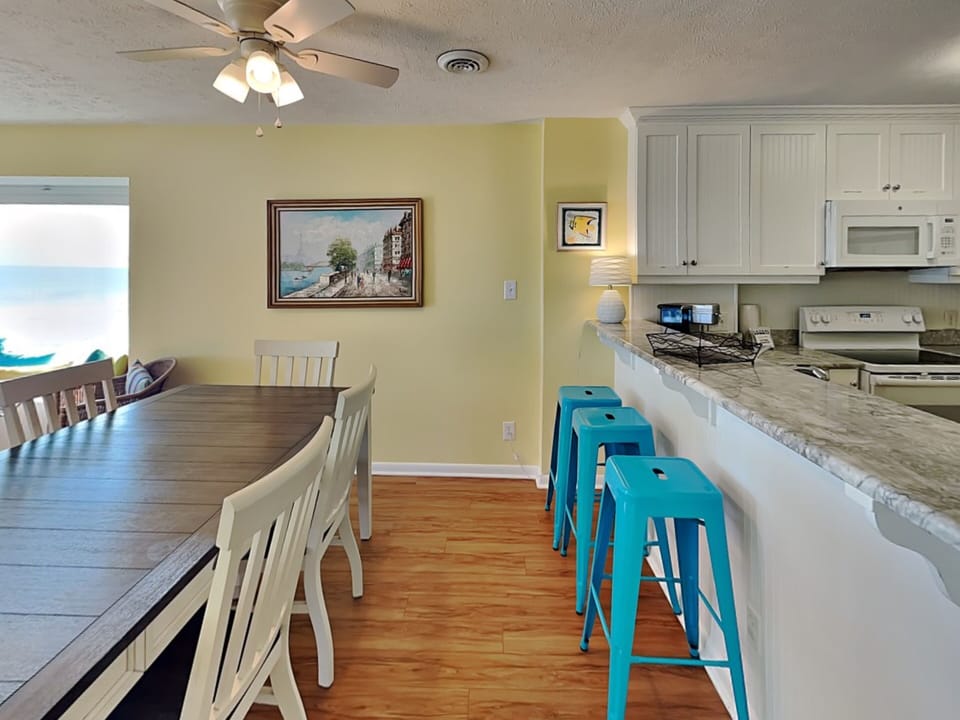 Kitchen / Dining - Breakfast Bar and Dining Seating for 6