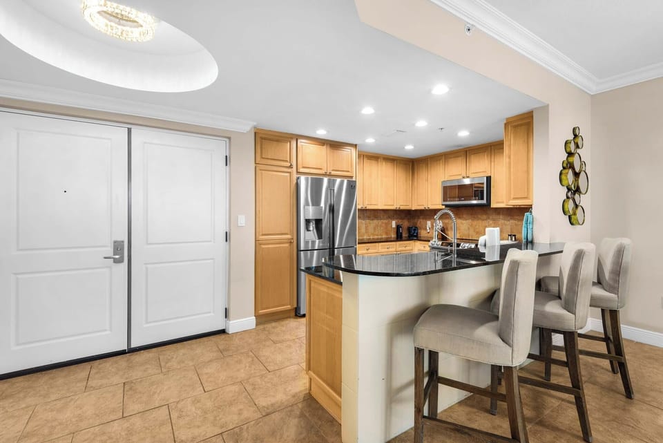 Eat-in kitchen bar seating