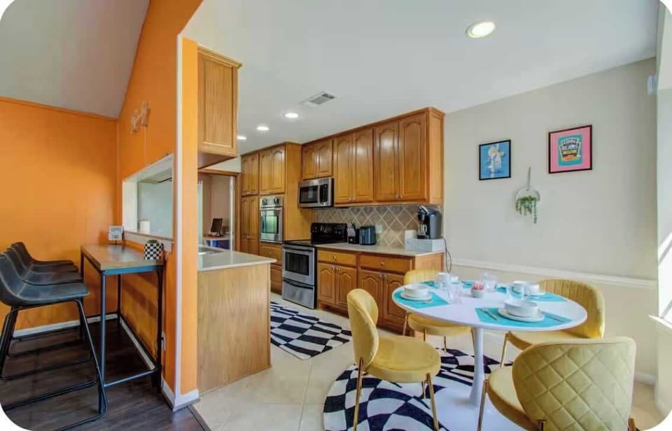 Sun-Filled Breakfast Nook: Start your morning in this cozy nook within the fully equipped kitchen. Features a table for four and large windows for natural light. Ideal for casual meals, coffee, or a quiet workspace.