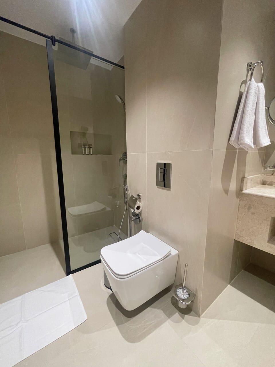 Deluxe Double Room | Bathroom | Separate tub and shower, free toiletries, hair dryer, towels