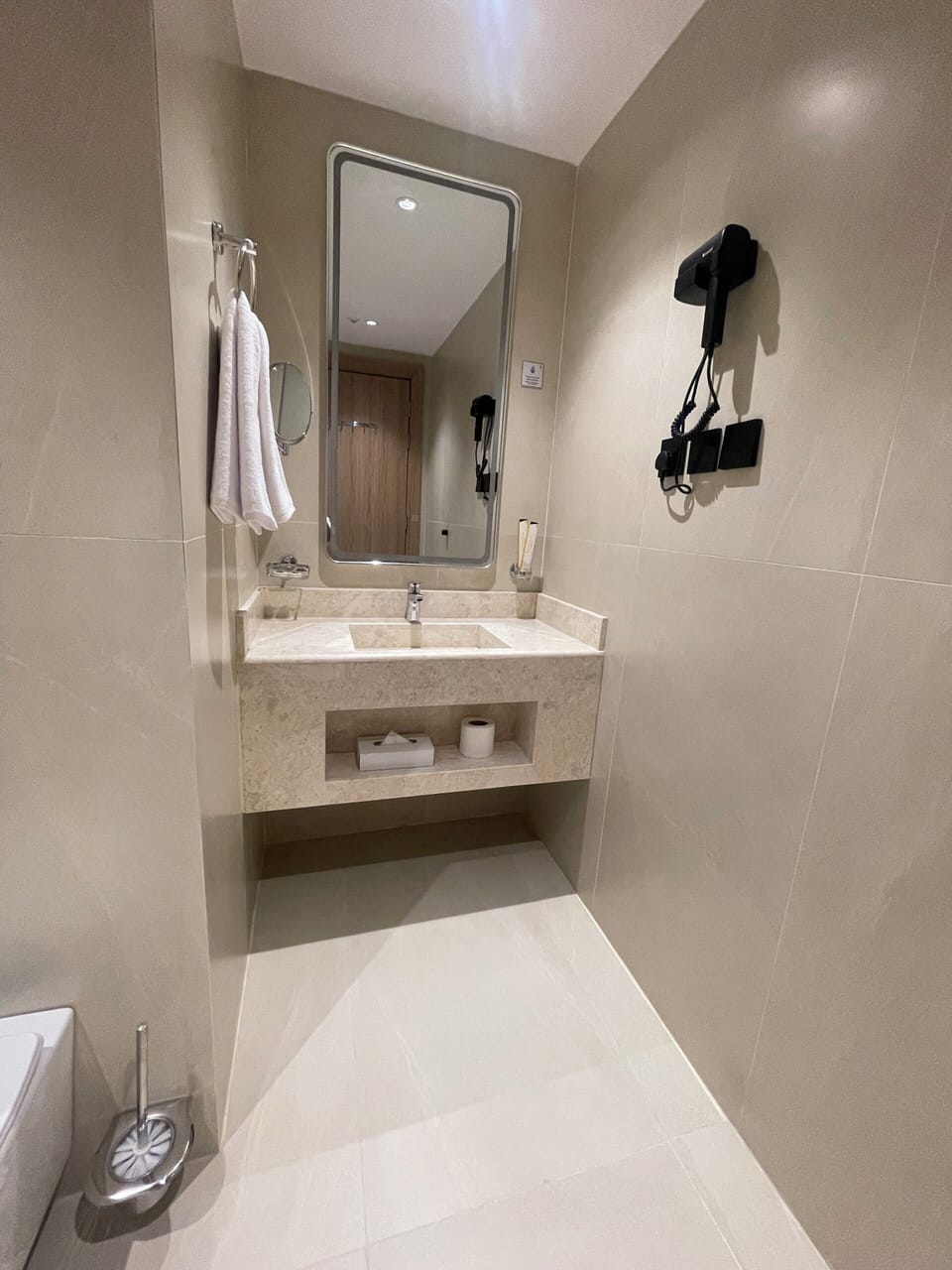 Deluxe Double Room | Bathroom | Separate tub and shower, free toiletries, hair dryer, towels