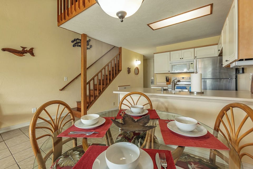 Casual island dining space in the heart of South Kihei