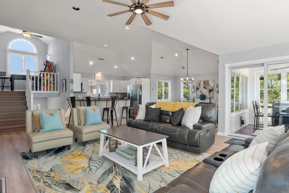 M297: Sea Pride | Top Level Living Area