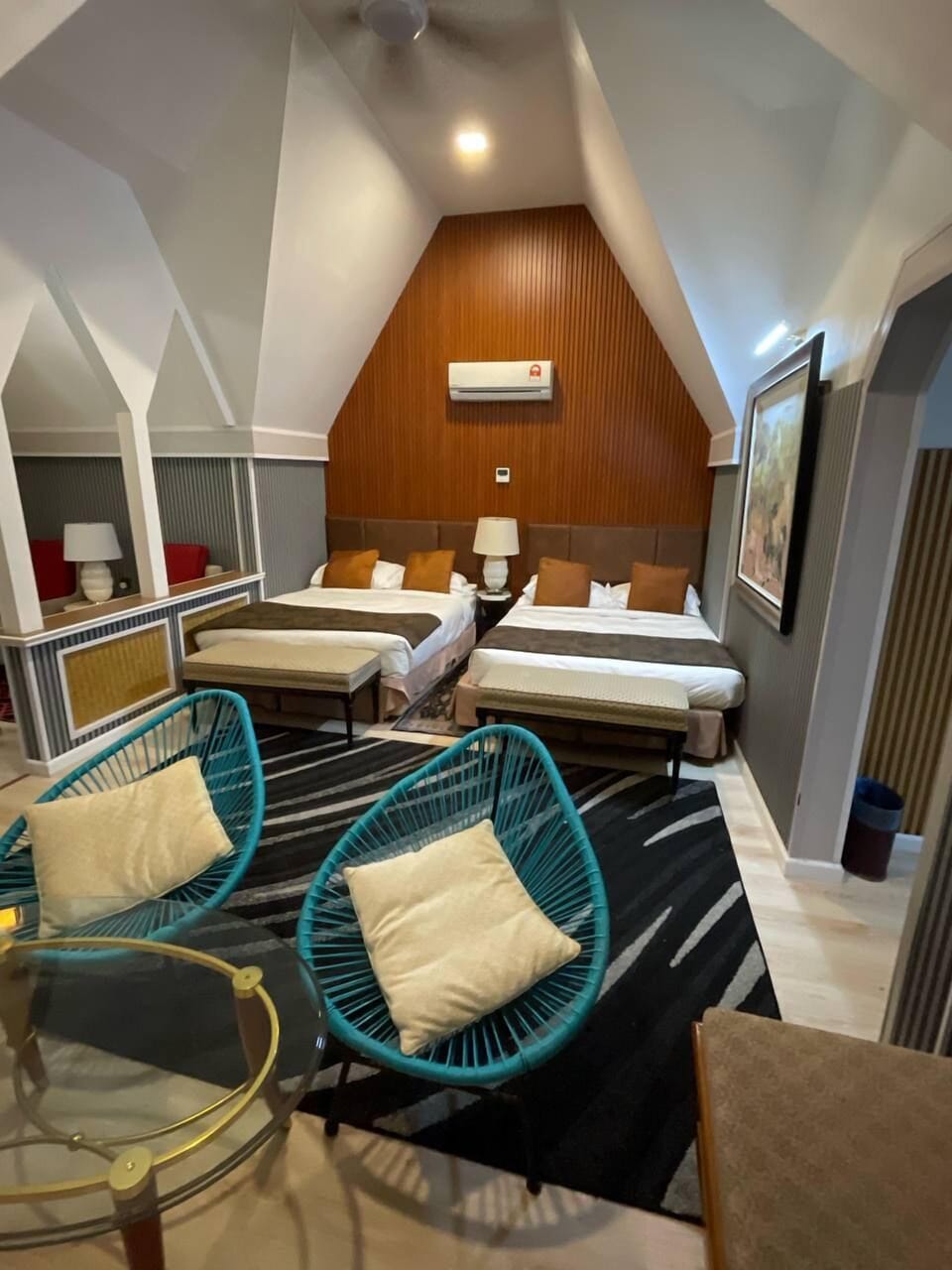 Suite, Garden View | Desk, bed sheets