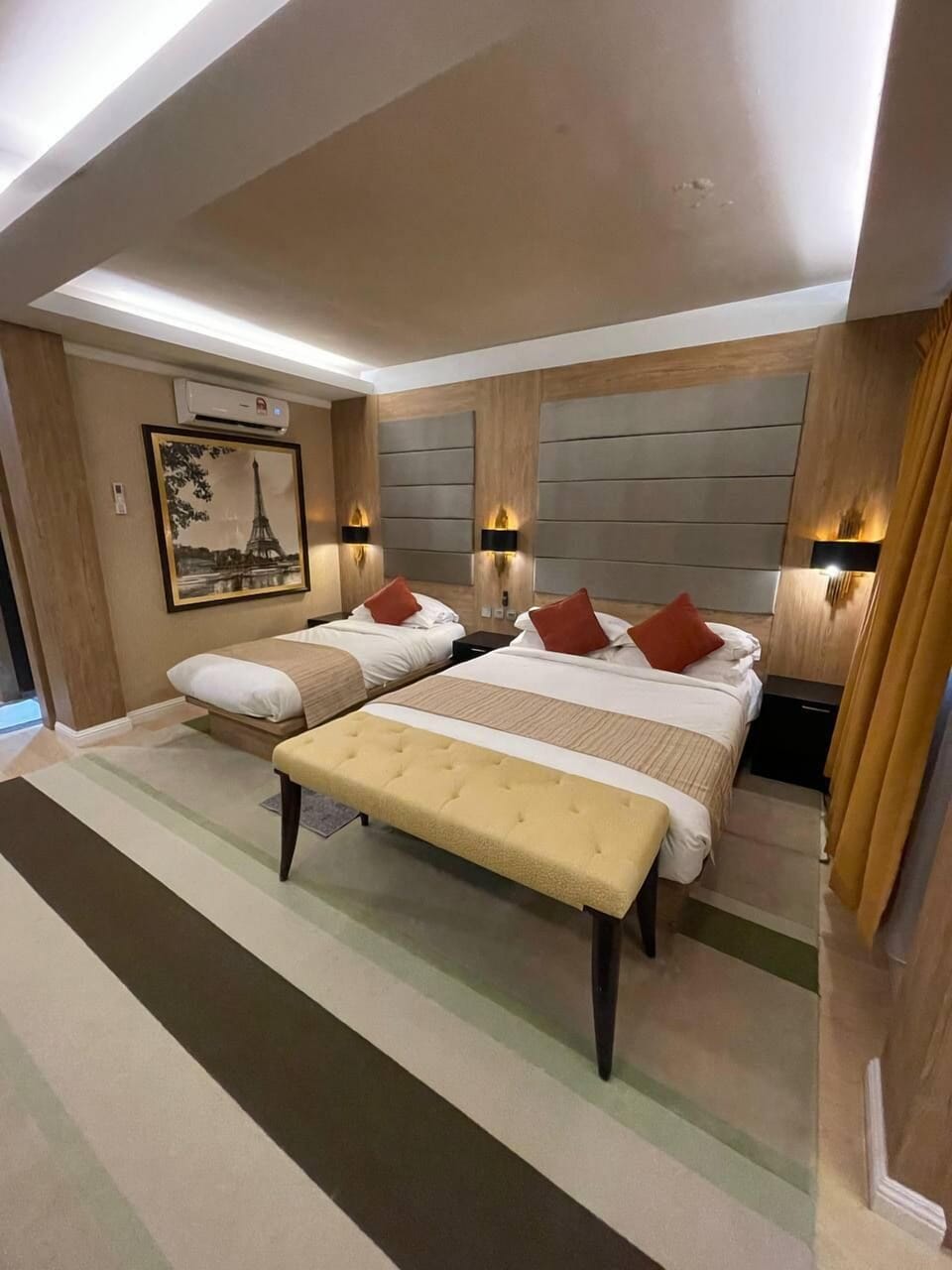 Luxury Triple Room | Desk, bed sheets
