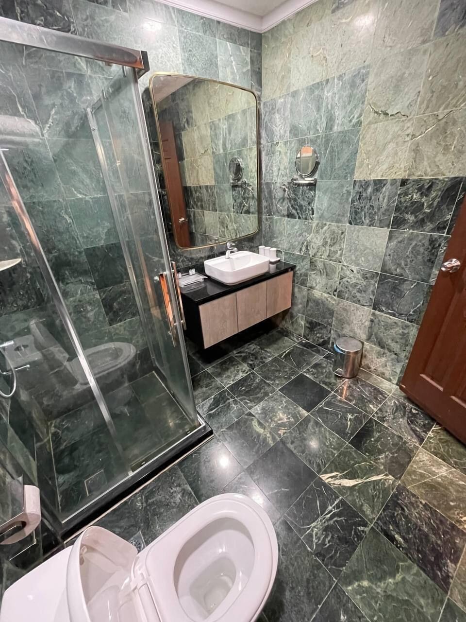 Luxury Triple Room | Bathroom | Shower, bidet, towels, soap