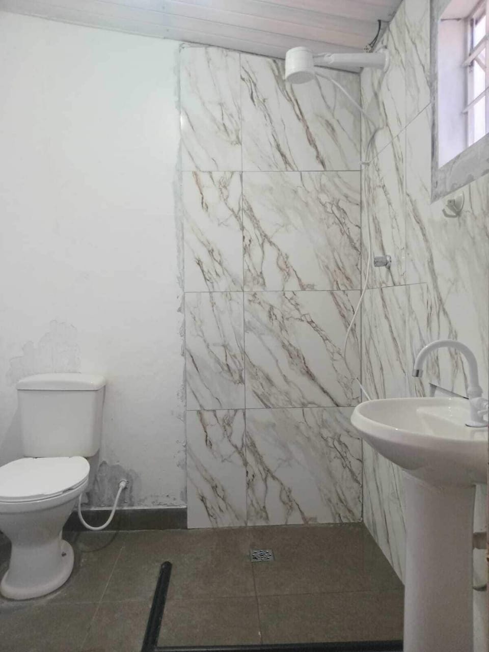 Economy Double or Twin Room, City View | Bathroom