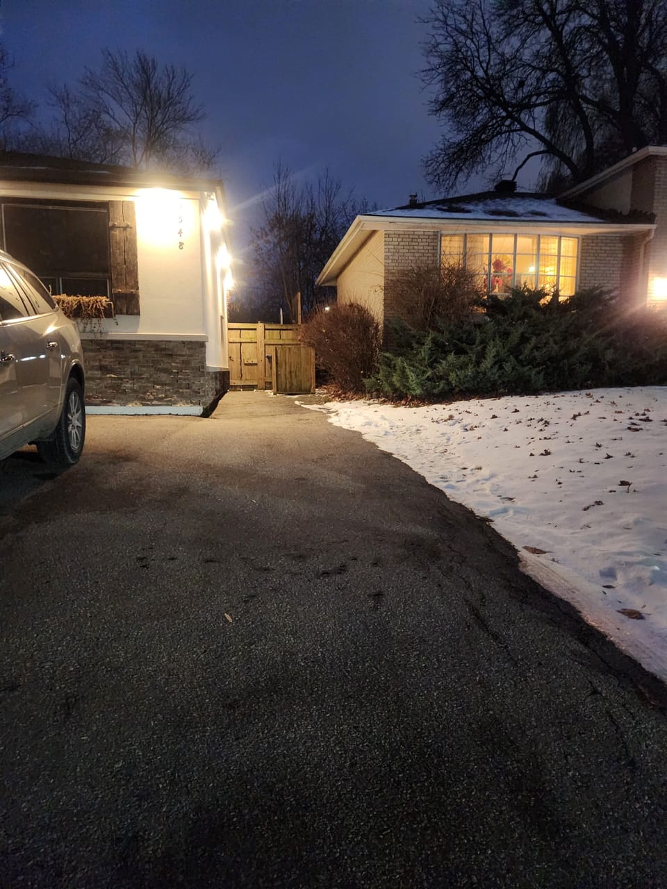 Entrance = Driveway has parking space