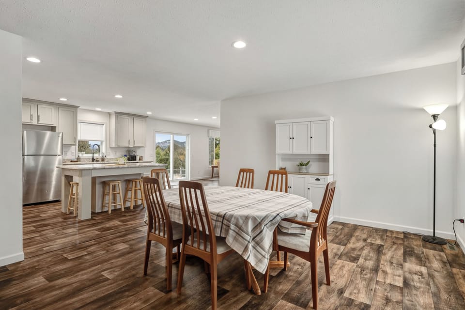 Great dining space - for a family meal or game night!