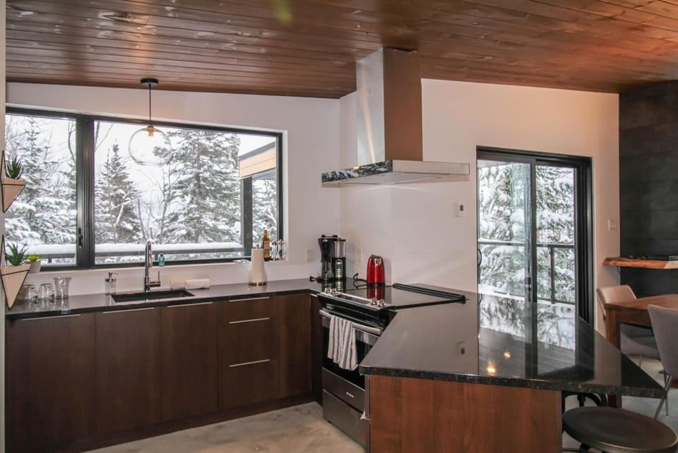 A kitchen where meals and views come together.