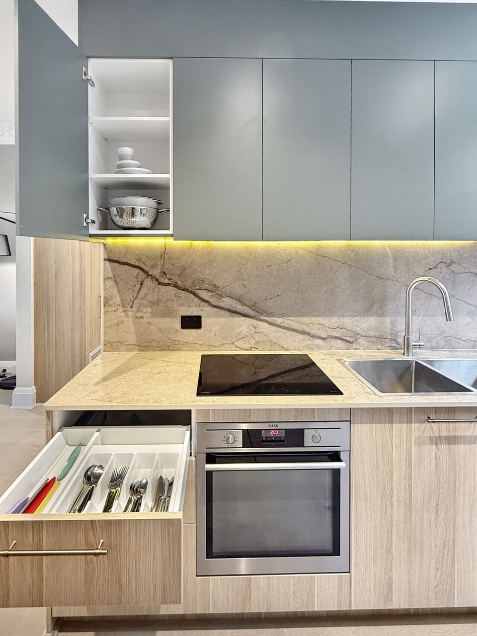 kitchen with high quality amenities, oven cooktop and dishwasher
