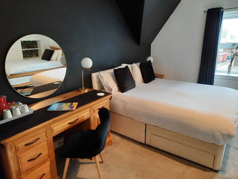 Family Room, City View | Desk, free WiFi