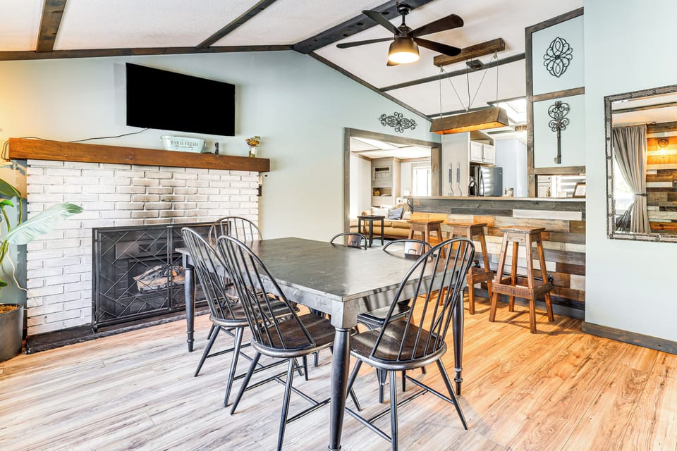 Dining Area | Smart TV | Dishware & Flatware