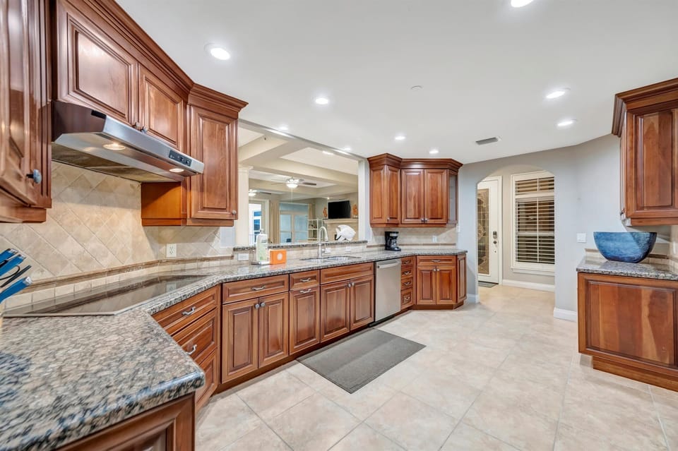 Premium Condo, 4 Bedrooms, Beach View, Beachside | Private kitchen