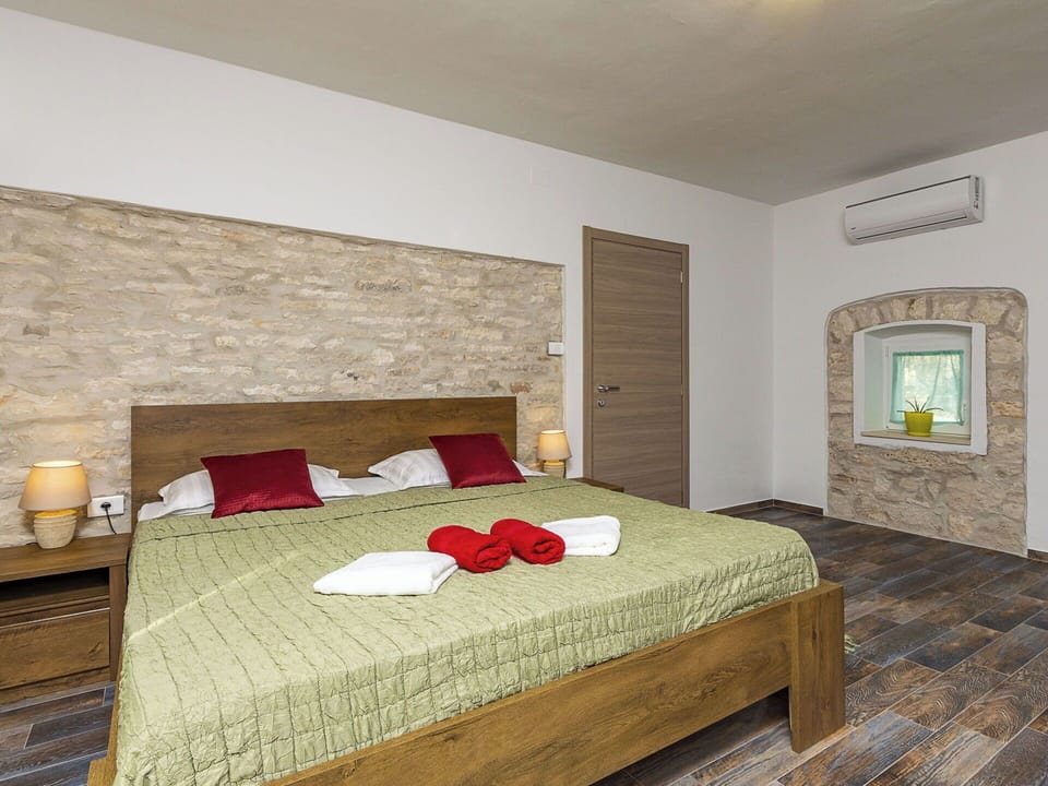 Flooring, Furniture, Wall, Floor, Interior Design, Wood, Ceiling, Room, Bed, Bedroom