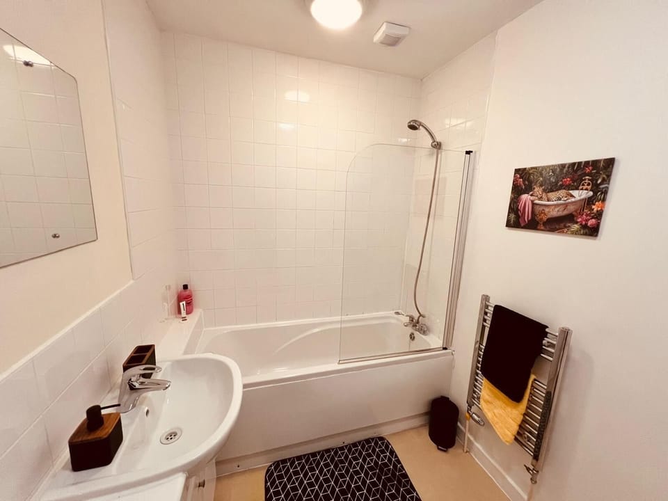 Apartment, 2 Bedrooms | Bathroom | Toilet paper
