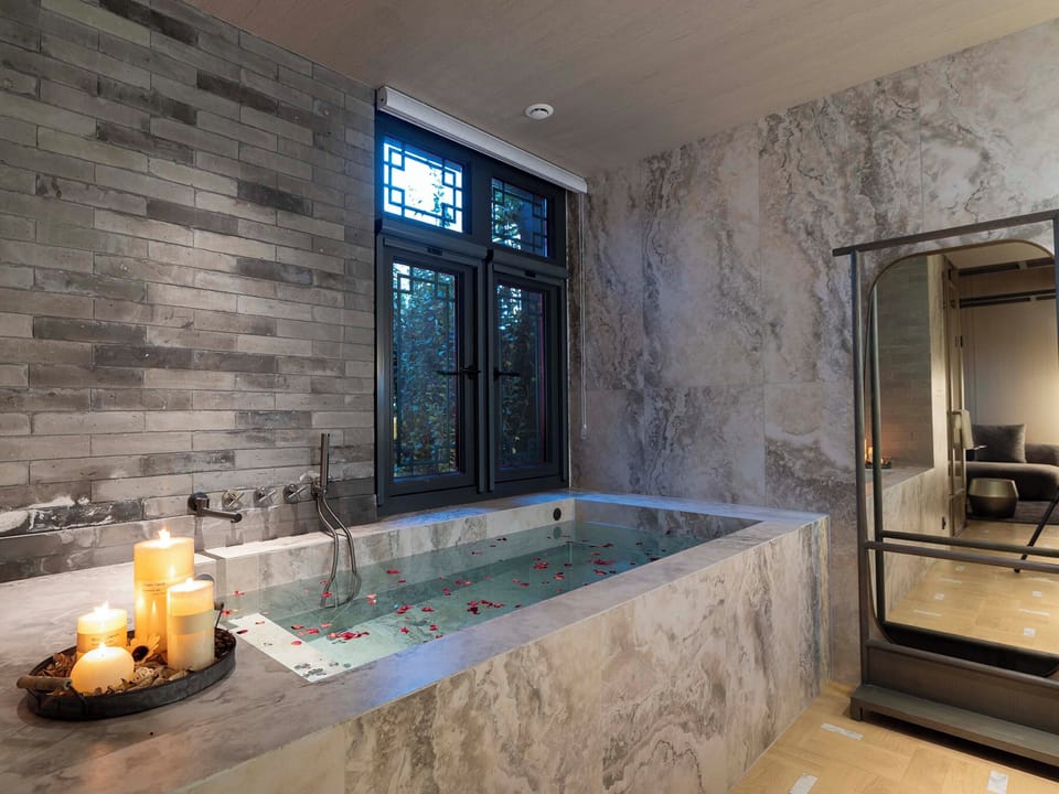 Premium Suite, Courtyard View | Deep soaking bathtub