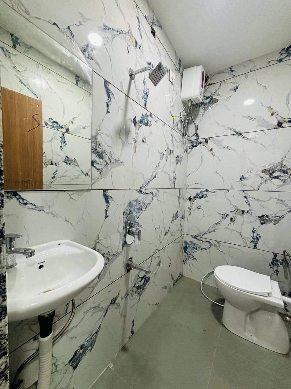 Towels, soap, shampoo, toilet paper