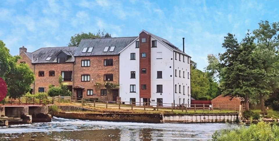 The apartment is situated in an historic mill set on the beautiful river Avon.