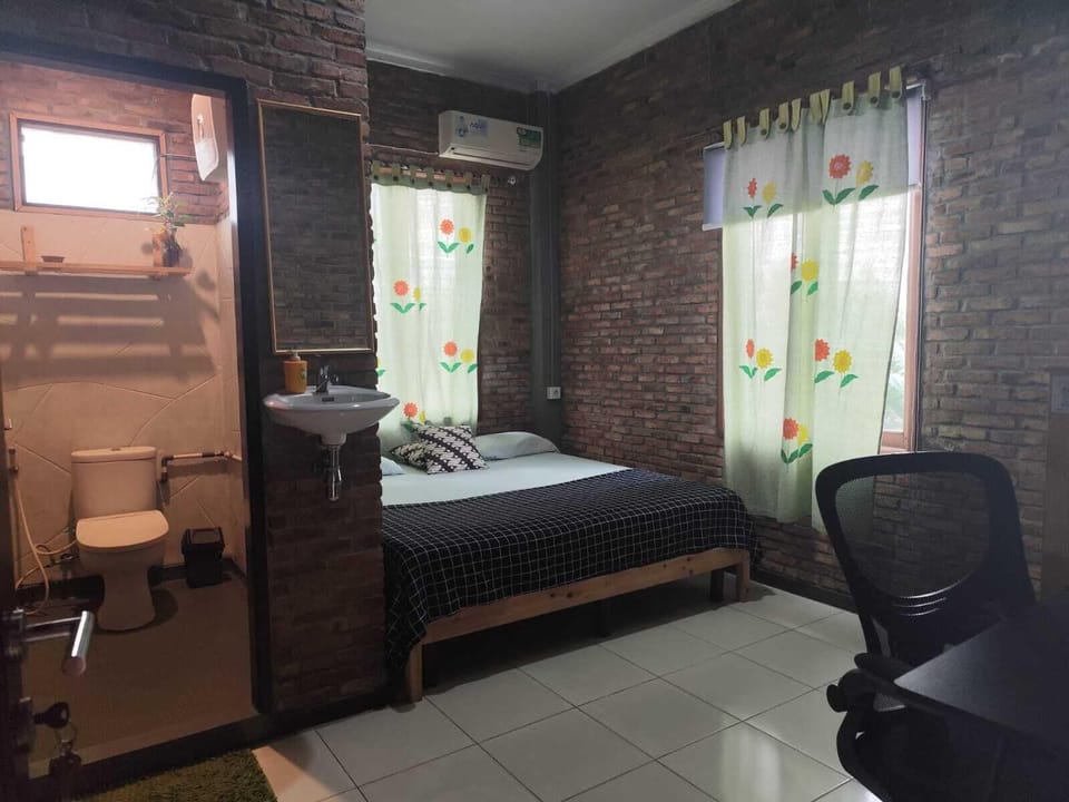 Standard Double Room | Desk, laptop workspace, WiFi (free)