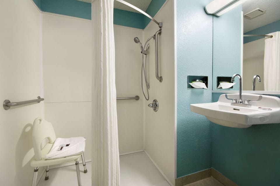 Standard Room, 1 Queen Bed, Accessible, Non Smoking (Mobility Accessible) | Bathroom | Combined shower/tub, hair dryer, towels
