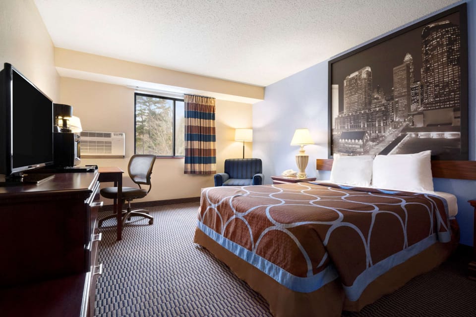 Standard Room, 1 King Bed | Desk, laptop workspace, iron/ironing board, free WiFi