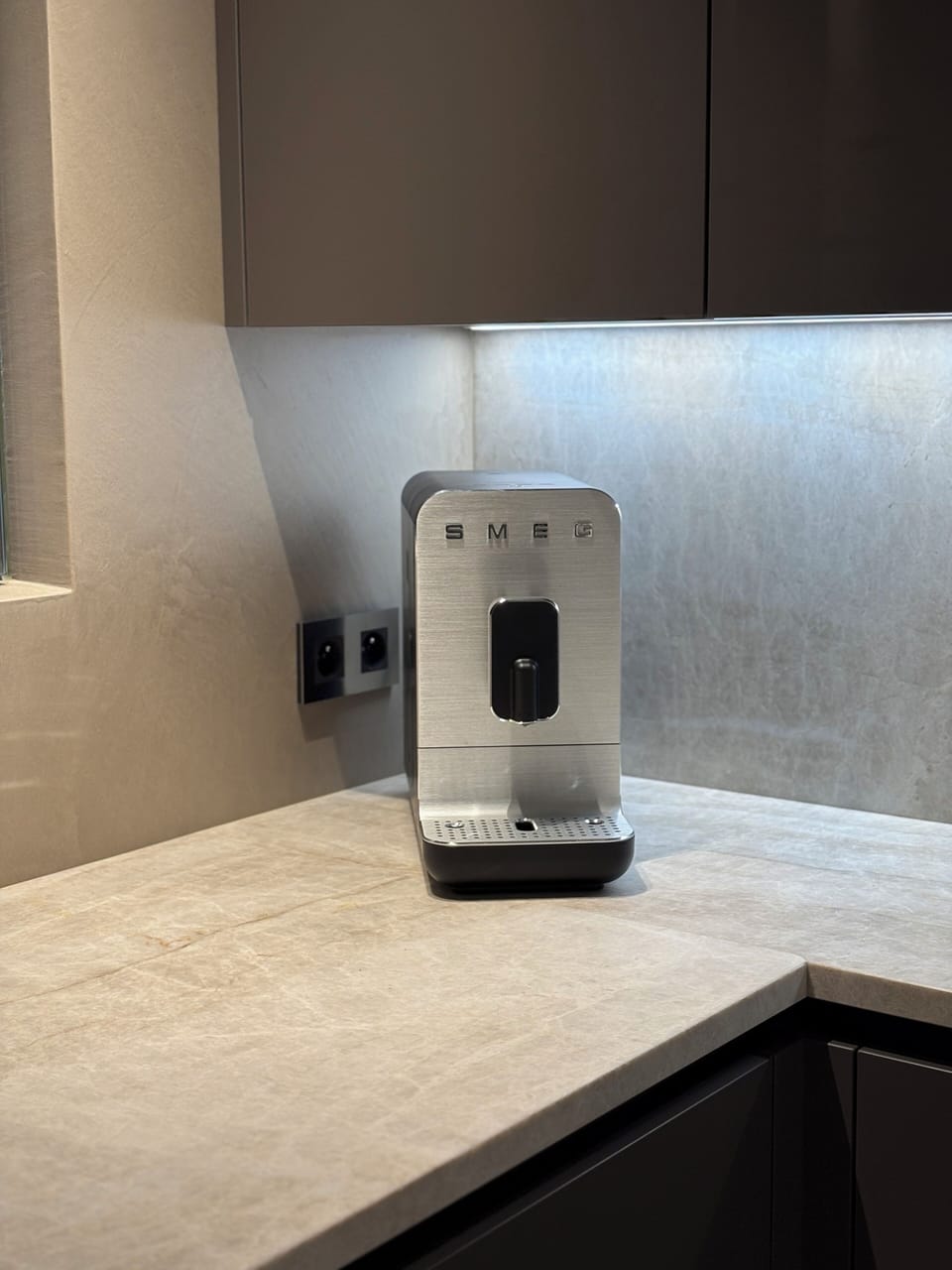 SMEG bean-to-cup coffee machine.
