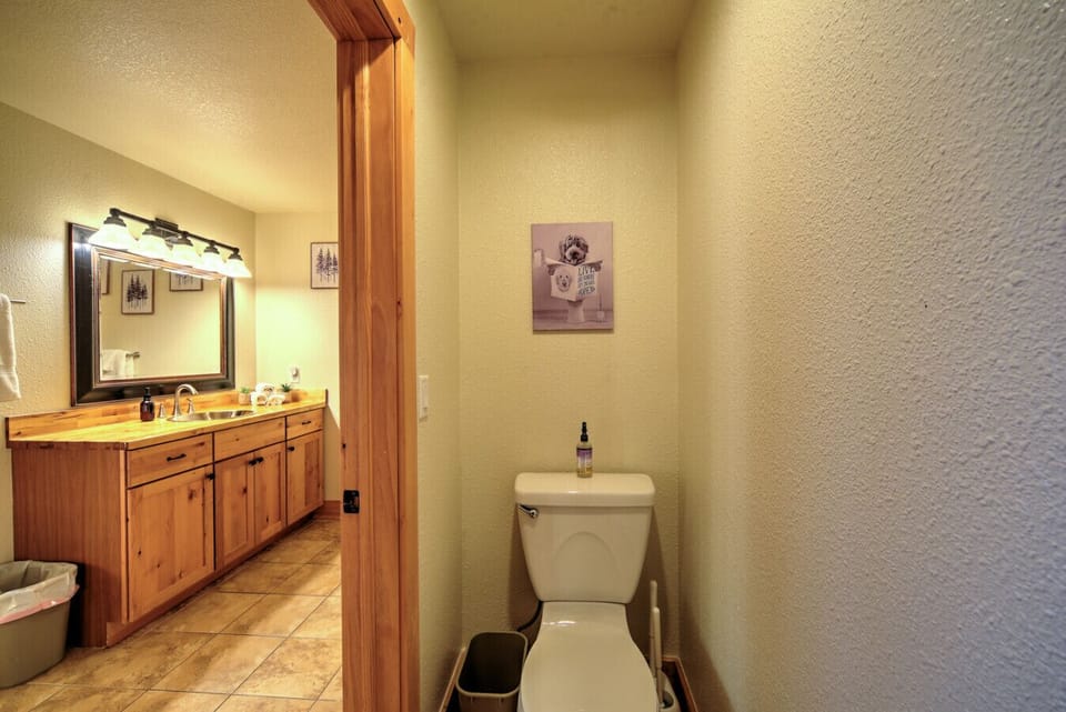 En-Suite Bathroom 1 | Complimentary Toiletries | Separate Toilet