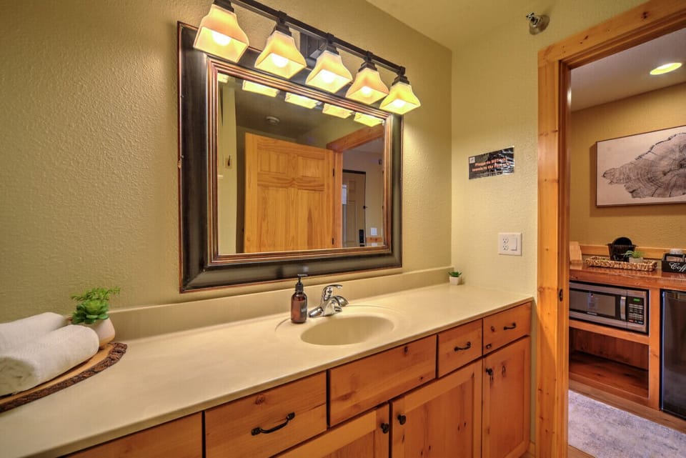 En-Suite Bathroom 2 | Towels & Hairdryer Provided