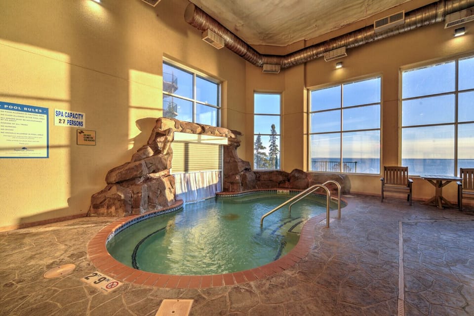 Indoor / Outdoor Community Spa (Open Year Round)