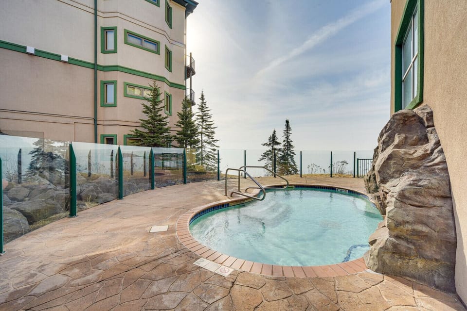 Indoor / Outdoor Community Spa (Summer)